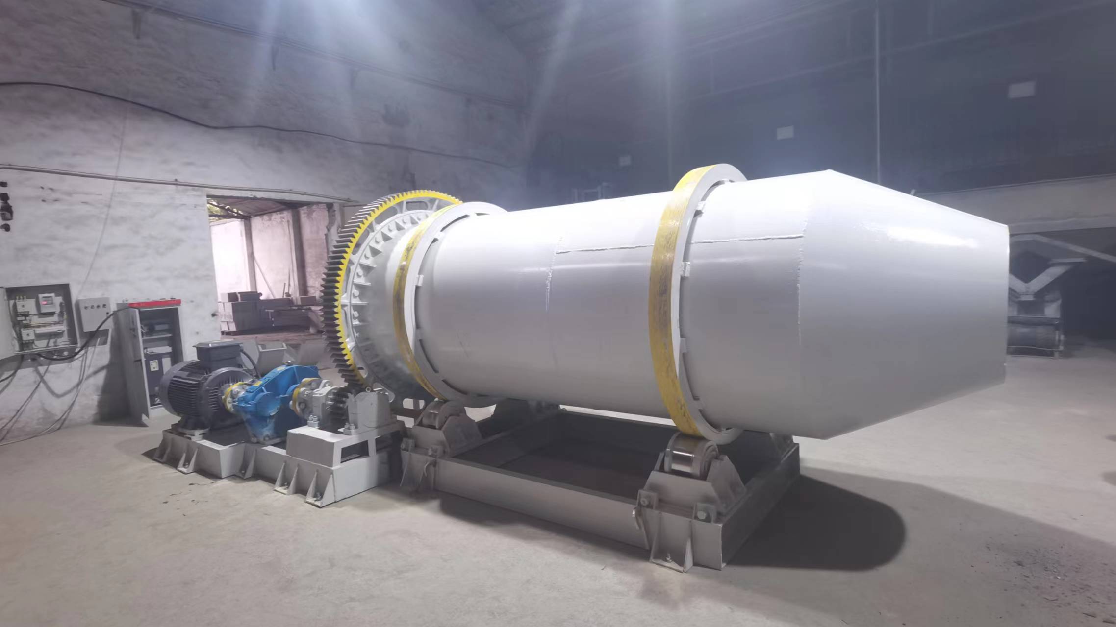 滾筒拋光磨機(jī)在河南省信陽市運行，用于硅砂拋圓，效果好